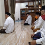 Prof Dr KH Asep Saifuddin Chalim jadi imam salat hajat di kediaman Gus Bara di lingkungan Pondok Pesantren Amanatul Ummah Surabaya, Rabu (8/4/2020). foto: MA/ bangsaonline.com