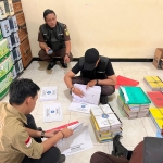 Kejaksaan saat melakukan penggeledahan di Kantor PKBM Iqro, Desa Tambakrejo, Tongas, Kabupaten Probolinggo