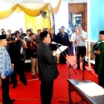 Bupati Sambari HR saat mengukuhkan Dirut PDAM Giri Tirta, Siti Aminatus Zariyah. foto: SYUHUD/ BANGSAONLINE