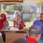 Wali Kota Mojokerto Ika Puspitasari memberikan arahan saat meninjau Bank Sampah Migunani di Kelurahan Meri.