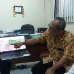 Tim Geologi saat menunjukkan lokasi bencana tanah gerak di Tulungagung.