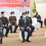 Wali Kota Kediri Abdullah Abu Bakar (tengah), bersama jajaran forkopimda ketika mengikuti upacara Peringatan Hari Kesaktian Pancasila secara virtual. foto: Ist.