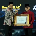 Bupati Pasuruan H. M. Irsyad Yusuf saat menerima penghargaan dari Menpan RB Abdullah Azwar Anas.