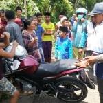 Sepeda motor yang ditabrak oleh moge di jalan Desa/Kecamatan Klatakan dikerumuni warga.