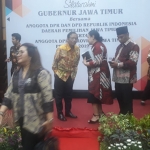 Prof Mahfud MD berbincang dengan anggota DPRD Jatim, Hari Putri Lestari di Gedung Negara Grahadi. foto: DIDI ROSADI/ BANGSAONLINE