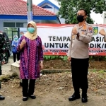 Dari kiri: Dandim 0809 Kediri Letkol Kav Dwi Agung Sutrisno, Bupati Kediri dr Hj Haryanti Sutrisno, Kapolres Kediri AKBP Lukman Cahyono dan Kapolres Kediri Kota AKBP Miko Indrayana, saat mengecek langsung ke lokasi Observasi dan Isolasi di Kantor Dinas Sosial di Desa Sonorejo, Kecamatan Grogol, Kabupaten Kediri. foto: ist