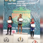 Atlet sepatu roda andalan Kabupaten Gresik May Annaya Syahputri (Memey/tengah) naik podium menerima emas Kejurprov 2021 di arena GBT. foto: ist.