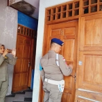 Satpol PP Ngawi saat menggelar razia di beberapa kamar kos, Senin (20/3/2023).