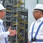 Wakil Presiden Direktur PT Freeport Indonesia Jenpino Ngabdi (kiri) berbincang bersama Wamenaker RI, Afriansyah Noor saat peninjauan proyek pembangunan smelter. Foto: Ist.