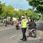 Anggota Polres Ngawi menjalankan rutinitas setiap pagi demi kelancaran lalu lintas. Foto : Ist.