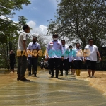 Bupati Tulungagung, Maryoto Birowo, saat melakukan kunjungan banjir. Foto: FERI WAHYUDI/BANGSAONLINE