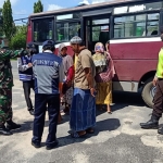 Penumpang bus yang hendak masuk ke Kabupaten Tuban dilakukan pemeriksaan.