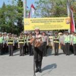 SIAP – Apel Gelar Pasukan Operasi Ketupat Semeru 2015, di halaman Mapolres Nganjuk, Kamis (9/7). foto: soewandito/BANGSAONLINE
