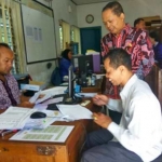 MUMPUNG GRATIS: Seorang warga mengisi formulir pendaftaran Mudik Gratis 2017 di Kantor Dishub Sidoarjo, Selasa (6/6). foto: istimewa