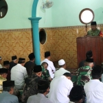 Dansatgas TMMD ke-127 yang juga Dandim 0809/Kediri, Letkol Inf. Dhavid Nur Hadiansyah, saat menyampaikan khutbah Shalat Jumat di Masjid Baitul Huda. (Ist). 