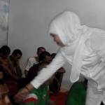 Mensos Khofifah Indar Parawansa menyalami para penderita gangguan jiwa dan korban narkotika di padepokan Emong Budoyo  di Desa Sentonorejo, Kecamatan Trowulan, Kabupaten Mojokerto Jawa Timur. Foto: Yudi Eko Purnomo/ BANGSAONLINE