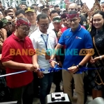 Menteri Pariwisata dan Ekonomi Kreatif, Sandiaga Salahuddin Uno, saat menggunting pita dalam rangka meresmikan objek wisata The Carnival Nganjuk. Foto: BAMBANG DWI JULIANTO/BANGSAONLINE