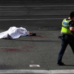 Satu korban tewas ditusuk wajahnya oleh teroris. foto: thesun