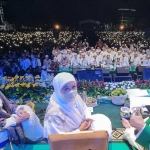 Dari kiri, Bupati Jombang Mundjidah Wahab, Gubernur Jatim Khofifah Indar Parawansa, dan Habib Syech bin Abdul Qodir Assegaf saat acara Jatim Bersholawat 2022 di Stadion Merdeka Kabupaten Jombang.