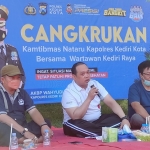 Kapolres Kediri Kota AKBP Wahyudi menyampaikan sambutan di acara cangkrukan dengan wartawan. Foto: MUJI HARJITA/ BANGSAONLINE