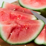 Dua potong semangka mengandung kadar gula darah tinggi tidak disarankan bagi penderita diabetes.