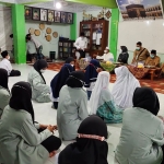 Wali Kota Mojokerto, Ika Puspitasari, saat sidak ke Pondok Pesantren Nurul Huda.