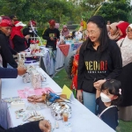 Ketua TP PKK Kabupaten Kediri, Eriani Annisa Hanindhito bersama anak pertamanya, Shanaya Arsyila Pramana saat meninjau langsung lomba daur ulang sampah. Foto: Ist