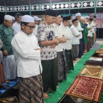 Prof Dr KH Asep Saifuddin Chalim dan rombongan, pengurus NU serta santri saat shalat malam dan shalat witir di Masjid An Nur Pondok Pesantren Kampung NU Amanatul Ummah Humbang Raya Kapuas Kalimantan Tengah (Kalteng), Selasa (14/10/2025). Foto: M. Mas