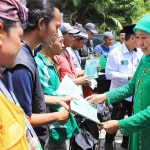 Gubernur Khofifah saat membagikan sembako kepada masyarakat ketika gelaran OPM atau operasi pasar murah di Jember.