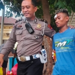 Aditya Rifky L alias Adi Ucil saat digelandang petugas Satlantas Polresta Sidoarjo.