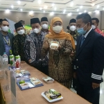 Gubernur Khofifah bersama Ditjen PPIH Kemenag RI dan Kepala Kanwil Kemenag Jatim berkesempatan mencicipi makanan dari Maskapai Saudi Airlines yang akan disajikan di atas pesawat selama menempuh perjalan menuju Bandara Jeddah. Foto: DEVI FITRI AFRIYANTI/BANGSAONLINE