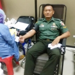 Salah satu anggota Kodam V/Brawijaya saat ikut donor darah di gedung Balai Persatuan Wartawan Indonesia, Jalan Taman Apsari, Surabaya, Sabtu (15/2/20).