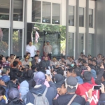 Ketua DPRD M Sudiono Fauzan saat menemui para mahasiswa.