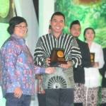 Wali Kota Malang, M. Anton, saat menerima penghargaan Adipura, Kota Layak Anak, dan taman terbaik nasional, dari Menteri LHK, Siti Nurbaya. foto: istimewa