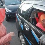 Wali Kota Risma saat berjalan memantau satu persatu mobil yang akan mengantarkan para PMKS pulang. (foto: hms)
