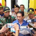 Plt. Bupati Sidoarjo Nur Ahmad Syaifuddin memberikan keterangan usai rakor.
