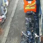 Tangkapan layar rekaman CCTV saat aksi pencurian motor di Panti Asuhan Al-Kahfi, Kemiri, Sidoarjo.