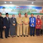 Pj Bupati Gresik, Akmal Boedianto, bersama tim juri lomba perpustakaan. foto: syuhud/BANGSAONLINE