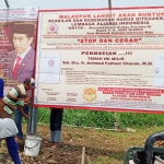 Pemasangan papan nama tanah dan perumahan ABR milik H. Achmad Fathoni. foto: SYUHUD/ BANGSAONLINE