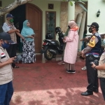 Bhabinkamtibmas Kelurahan Temas, Bripka Anton Isfianto, bersama Babinsa, Satgas Covid-19, dan Puskesmas Sisir ketika melakukan tracing usai warga setempat terpapar virus corona.