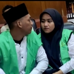 Pasutri terdakwa pencurian motor saat saling tatap di ruang sidang PN Surabaya