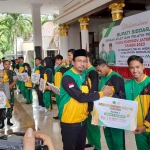 Bupati Muhdlor menyerahkan bonus ke Atlet Juara Porprov Jatim 2023, Jumat (29/3/2024). Foto: MUSTAIN/ BANGSAONLINE