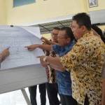 Penjabat BupatiGresik, Akmal Boedianto ketika sidak rekapitulasi hasil Pilkada di PPK Manyar. foto: syuhud/ BANGSAONLINE