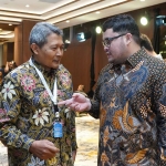 Bupati Kediri (kanan) ketika berbincang dengan Sekdakab Kediri. Foto: Ist