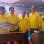 JUMBO: Wabup didampingi Kadis Perikanan M Sholeh dan Sekretaris M Bachruni Ariyawan, saat prosesi timbang bandeng kawak, Kamis (28/2). foto: MUSTAIN/ BANGSAONLINE