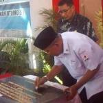 Bupati Tulungagung Syahri Mulyo SE MSi menyaksikan Ketua PMI Jatim Imam Utomo membubuhkan tanda tangan pada prasasti.  (foto: ferry/BANGSAONLINE)