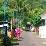 Sebagian warga Dusun Jongke Desa Sukorame saat menyaksikan upaya evakuasi oleh aparat setempat. foto: HERMAN S/ BANGSAONLINE