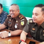 Kajari Gresik Pandoe Pramukartika didampingi Kasi Pidsus Andrie Dwi Subianto dan Kasi Intel Marzuki. ft: syuhud/ BANGSAONLINE