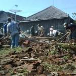 RATA: Rumah warga di Kecamatan Pandangan, Bojonegoro rata dengan tanah setelah diterjang puting beliung kemarin sore. Foto: Eky nurhadi/BANGSAONLINE