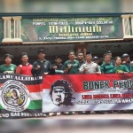 Bonek Sidoarjo foto bersama usai menyerahkan bantuan.